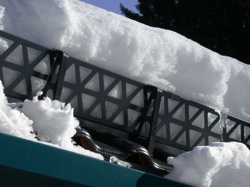 Sneeuwruimers op het dak: classificatie, vooral het gebruik en de installatie