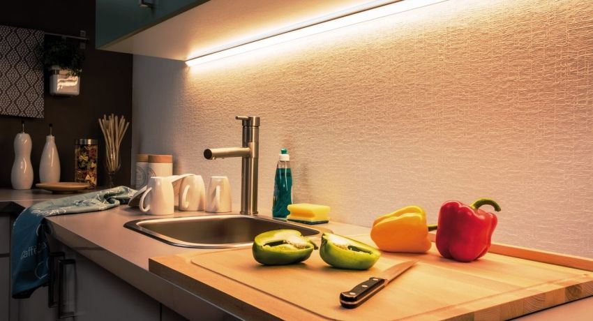 LED-verlichting voor de keuken onder de kasten: kenmerken van keuze en installatie