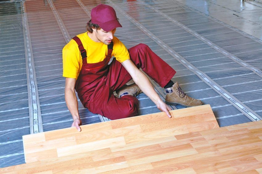 Warme vloer onder het laminaat op de houten vloer: soorten en functies