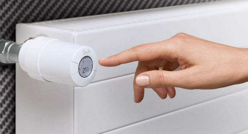 Temperatuurregelaar voor een radiator van verwarming in systemen van verschillende huizen