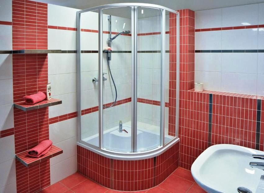 Hoekdouche 90x90 met hoge voet: de beste optie voor de badkamer
