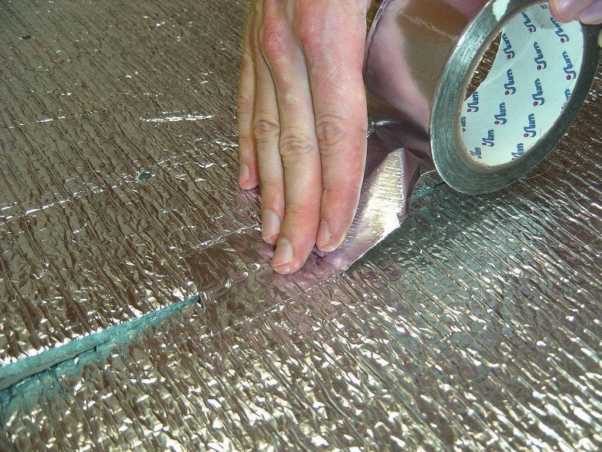 Leggen van laminaat op een betonnen vloer met een ondergrond: volledige coating van installatietechniek