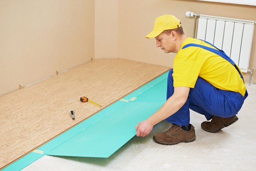 Leggen van laminaat op een betonnen vloer met een ondergrond: volledige coating van installatietechniek