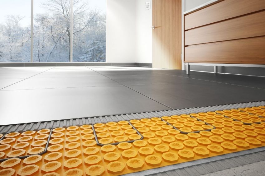 Het leggen van vloerverwarming onder tegels: de technologie van zelfinstallatie