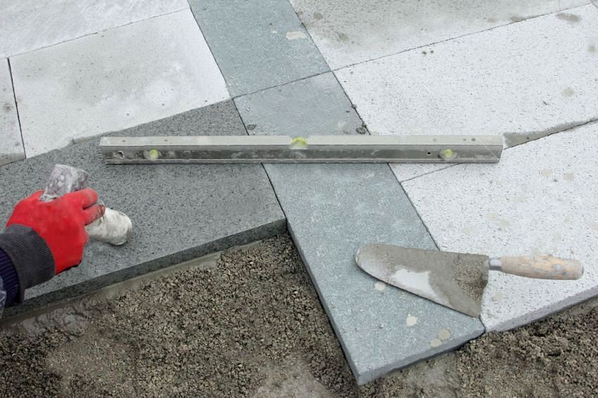 Het leggen van bestratingplaten op een betonnen ondergrond: theorie en praktisch advies