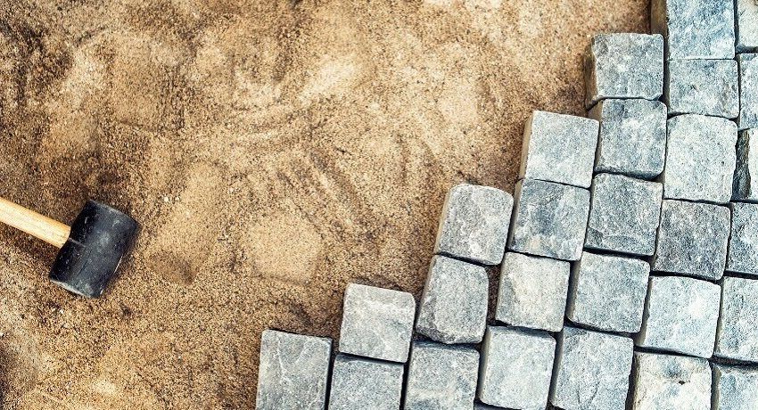 Het leggen van bestratingplaten op het zand: technologie en specifiek werk