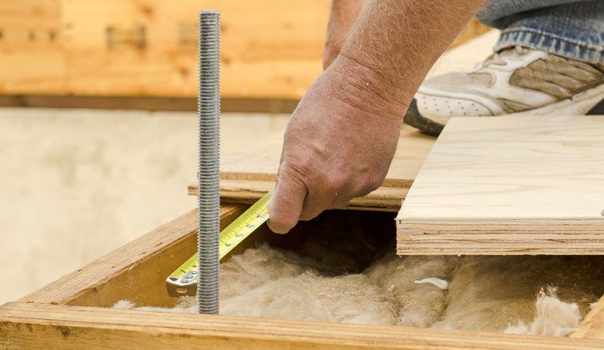 De vloer opwarmen in een houten huis beneden: materialen en installatietechniek