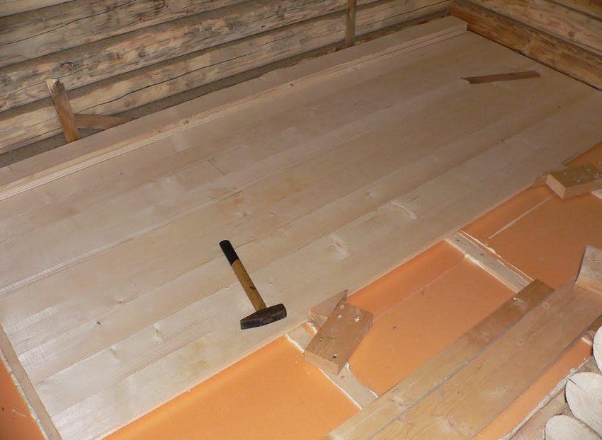 Isolatie voor de vloer in een houten huis, welke men beter kan kiezen en hoe te monteren