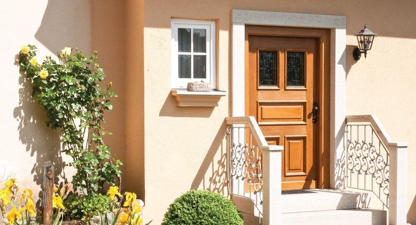 Entree houten deur voor een privéwoning en appartement: betrouwbaarheid en design
