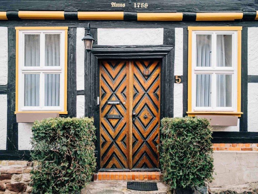 Entree houten deur voor een privéwoning en appartement: betrouwbaarheid en design