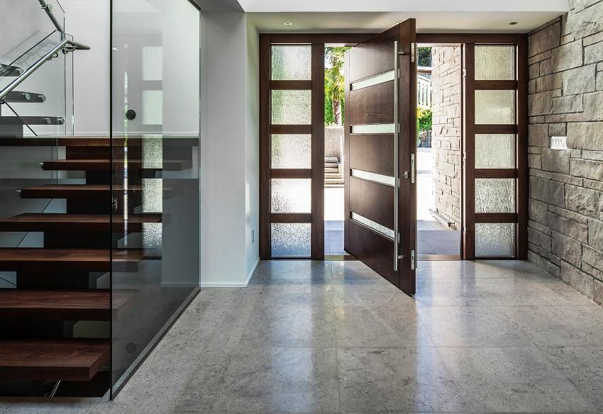 Toegangsdeur met glas voor een privéwoning: geweldige designvoorbeelden