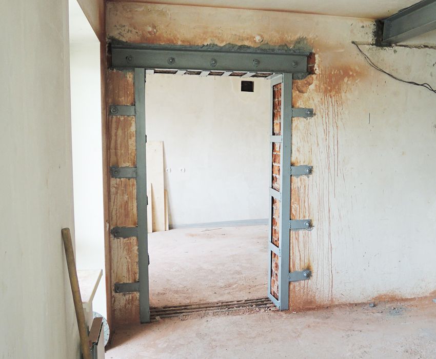 Toegangsdeur: installatie van metalen en houten structuren