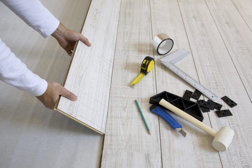 Video: hoe leg je een laminaat op een houten vloer met hun eigen handen, instructies en tips