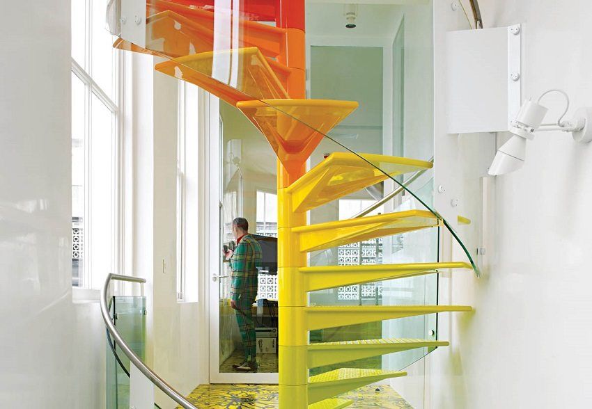 Spiraalvormige trap naar de tweede verdieping in een privéhuis: foto's, prijzen voor ontwerpen