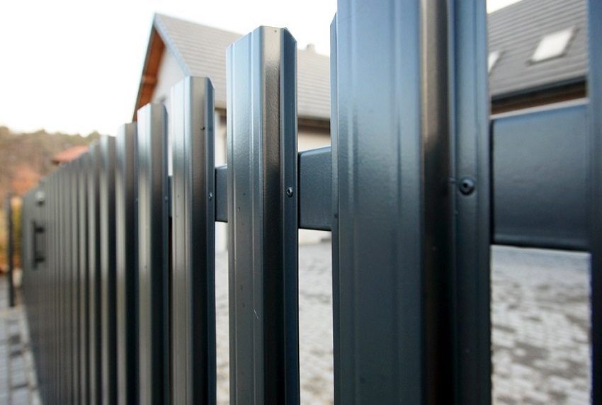 Metalen hekwerk: foto's van nette hekken