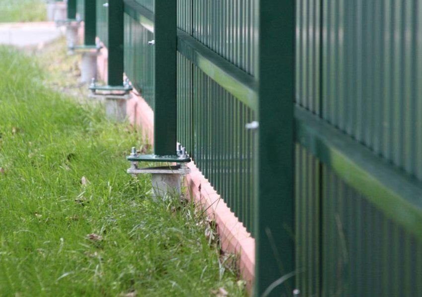 Een hek gemaakt van golfplaten met uw eigen handen met kolommen: een techniek, montage geheimen