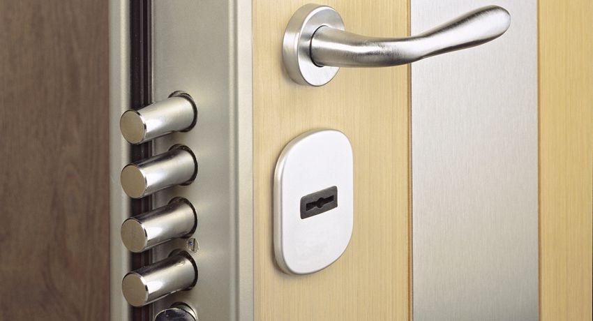 Vergrendeling voor een metalen deur: de keuze van een betrouwbaar apparaat om het huis te beschermen