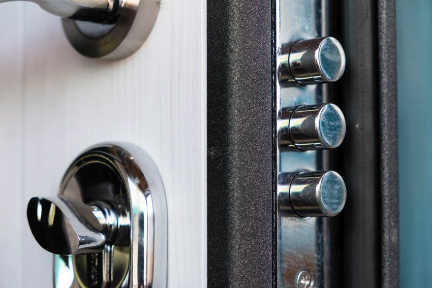 Vergrendeling voor een metalen deur: de keuze van een betrouwbaar apparaat om het huis te beschermen