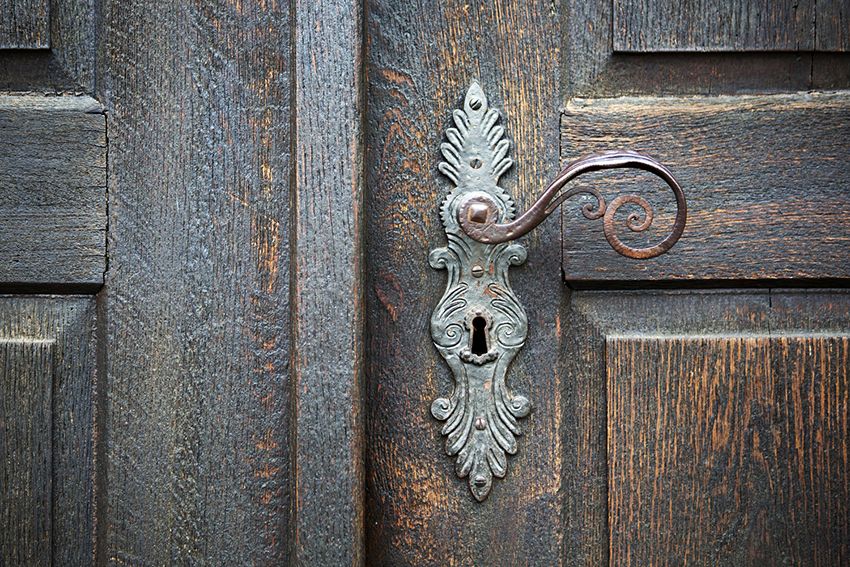 Insteekslot voor houten deuren: betrouwbare bescherming van het appartement tegen breken