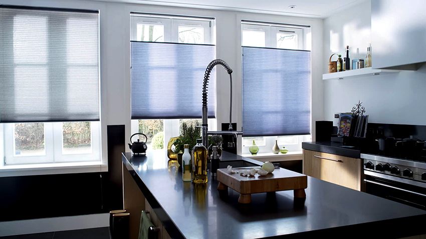 Blinds naar de keuken: een stijlvol decorelement in een modern interieur.